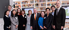 Bundespräsident Joachim Gauck, seine Lebensgefährtin Daniela Schadt und das Team des Goethe-Instituts Peking