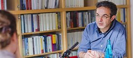 Navidas Kermani – daug apdovanojimų pelnęs rašytojas, publicistas, orientalistas ir Vokietijos knygų prekybos taikos premijos laureatas. 