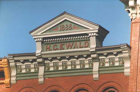 Fassade von H.C. Ewald's, 2000.