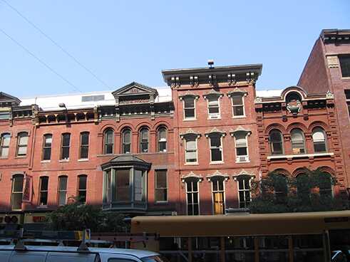 H.C. Ewald's befindet sich in einer Reihe von Gebäuden aus den 19. Jahrhundert im 700 Block der Seventh Street NW, 2008.