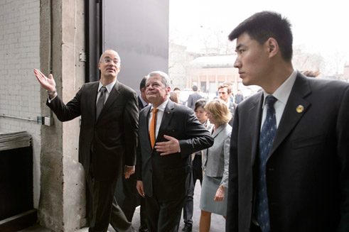Institutsleiter Dr. Clemens Treter begrüßt den Bundespräsidenten.