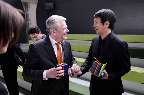 Bundespräsident Joachim Gauck zusammen mit dem Autor Liu Zhenyun