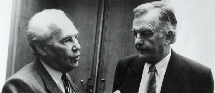 Kurt Krolop (rechts) und Eduard Goldstücker im Prager Goethe-Institut