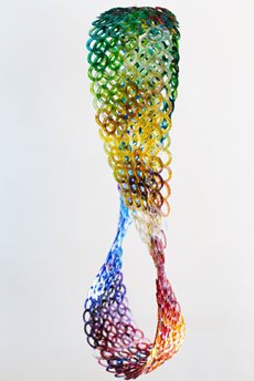 R.R.R.: Recycletes und von Hand geschnittenes und gefärbtes PET, versilberter Draht, 68 x 20 x 38 cm, 2012-2015