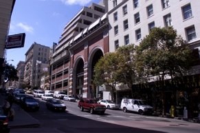 Derselbe Ort heute: das Goethe-Institut befindet sich im Gebäude mit beiden Arkaden (530 Bush Street).