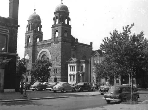 Washington Hebrew Congregation am 17. September 1950, wie John P. Wymer sie auf seiner Tour durch die Nachbarschaft fotografiert hat. Die Zwiebeltürme wurden aus Angst, sie würden Stürmen nicht standhalten später entfernt.