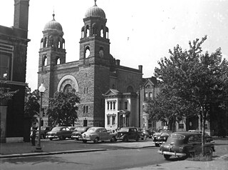 Washington Hebrew Congregation as it looked on September 17, 1950, when John P. Wymer took a picture of it on his tour of the neighborhood. The onion domes visible on the towers were removed later due to fears for their stability in storms.