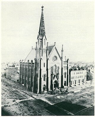 1862 von einer Gruppe berühmter Baptisten gegründet, die während des Civil War auf der Seite der Nordstaaten standen. Der hohe Spitzturm des Gebäudes war für viele Dekaden eine Sehenswürdigkeit in Downtown, bis sie nach einem gewaltigen Sturm am 30. Juli 1913 so instabil war, dass sie entfernt werden musste. 