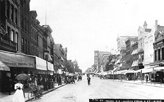 7th Street NW, nördlicher Blick von G Street, 1910. 1910 bestand der Verkehr aus einem Mix von Fußgängern, Fahrrädern, Motorrädern, Automobilen und Pferdefuhrwerken. Viele der Gebäude an der westlichen Seite dieses Blocks der 7th Street - eine stark Deutsch-Amerikanische Geschäftsgegend - stehen noch und wurden zwischen 2000 und 2010 wiederhergestellt.