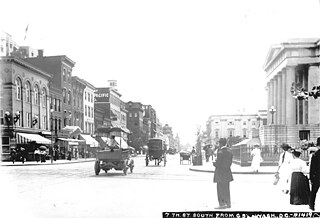 7th Street NW, südlicher Blick von G Street, 1910. Das Gebäude des Patent Office, das jetzt das Smithsonian American Art Museum und die National Portrait Gallery beherbergt, steht eindrucksvoll auf der rechten Seite. Die belebten Geschäfte an der östlichen Seite der Straße haben für das Verizon Center Arena Platz machen müssen, das 1997 als Schlüsselelement der Wiederbelebung der New Old Downtown fertiggestellt wurde.