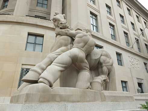 'Man Controlling Trade,' zwei Pferdeskulpturen gezähmt von Männern. Die Skulpturen wurden in den späten 1930ern von dem amerikanischen Künstler Michael Lantz (1908-1988) entworfen und 1942 fertig gestellt. Die Skulpturen stehen vor der Federal Trade Commission an der 6th Street zwischen Pennsylvania und Constitution Avenues, N.W. (Pennsylvania Avenue Seite). Der Steinmetz war Jakob Schwalb, Präsident des Washington Sängerbund von 1936 bis 1937 und 1946 bis 1951.