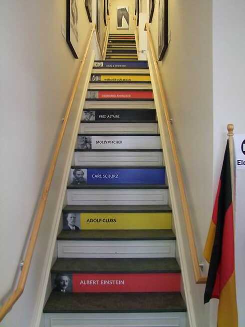 Eingang der Hockemeyer Hall. Jetzt geöffnet als German-American Heritage Museum, dessen Treppenhaus die Namen berühmter Amerikanern mit Deutsch-Amerikanischen Wurzeln trägt. 2010.