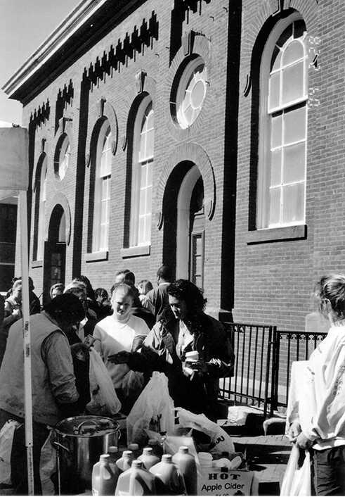 Kunden drängen sich im Innen- und Außenbereich des Eastern Market. Foto 2000.
