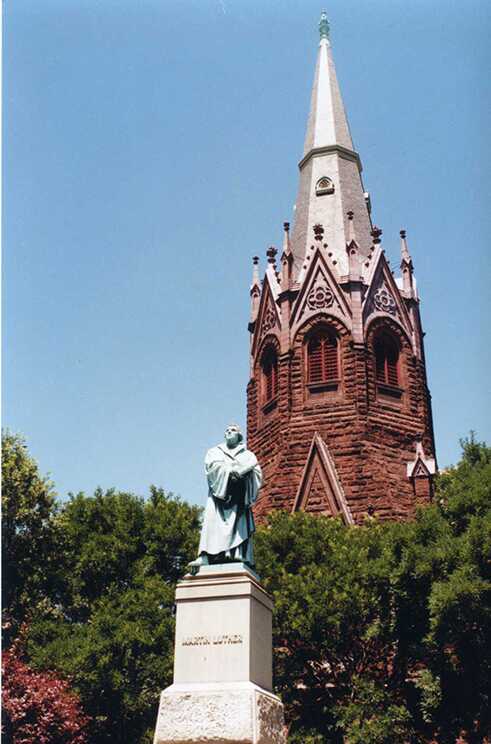 Die Martin Luther Statue von Ernst Rietschel steht markant vor der Luther Place Memorial Church, 2000.