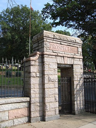 Manche Grabsteine, wie dieser für ein Mitglied der Freimaurerloge, wurden deutsch beschriftet. Prospect Hill Cemetery, Oktober 2010.