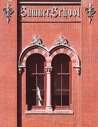 Glockenturm der Sumner School. (nicht datiert)
