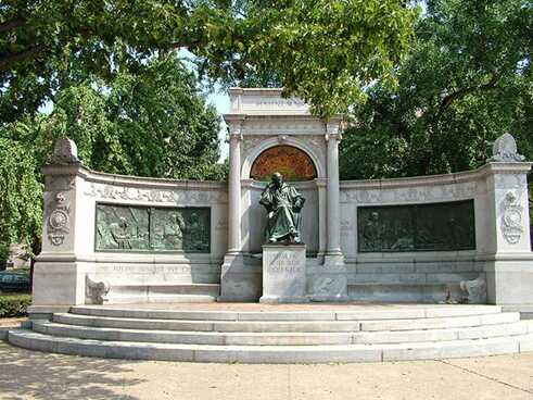 Das Denkmal mit der Dr. Samuel Hahnemann Statue besetzt einen markanten Standort am Scott Circle. 