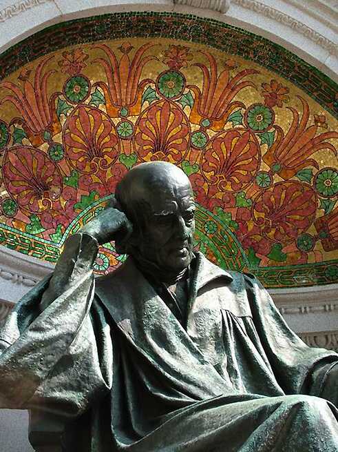 Vier große Bronze Flachreliefs um die Statue herum zeigen Hahnemann als Studenten umgeben von Büchern, als Chemiker im Labor, als Lehrer im Klassenraum und als Arzt neben dem Bett. Hahnemann sitzt auf einem mittigen Sockel vor einer gekurvten Wand. Der Sockel trägt die bekannten Prinzipien der Homöopathie, ausgedrückt in der lateinischen Phrase  'similia similibus curantur' (Ähnliches soll durch Ähnliches geheilt werden). Die Worte 'Die milde Macht ist gross' sind am Fuß des Memorials eingraviert. (2000)