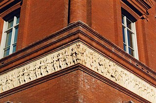 Soldaten in Buberls Fries am Pension Building, 2015.