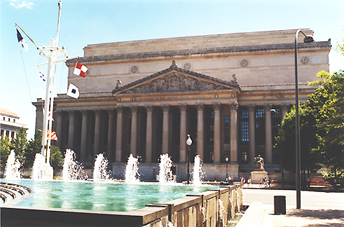 Das Gebäude der National Archives und der Records Administration von Norden (vom Navy Memorial), mit Blick auf den Ziergiebel von Adolph A. Weinman, 2000.