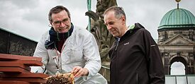 Uwe Marth, ehrenamtlicher Imker für Berlin summt!, und Lars-Gunnar Ziel, Geschäftsführer des Berliner Doms. 