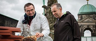 Uwe Marth, a Berlin summt! önkéntes méhésze és Lars-Gunnar Ziel, a berlini dóm ügyvezetője