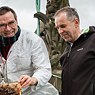 Uwe Marth, ehrenamtlicher Imker für Berlin summt!, und Lars-Gunnar Ziel, Geschäftsführer des Berliner Doms. 