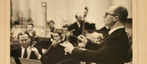 Fleischmann dirigiert das Irische Rundfunk-Symphonieorchester am 30. September 1953. Das Konzert mit Werken von Arnold Bax findet in Gegenwart des Komponisten statt. Bax stirbt am 3. Oktober 1953 in Cork während eines Besuches bei Familie Fleischmann. 