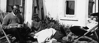 Von links Heinrich, Annemarie, René und Raimund Böll vor dem Cottage in Keel, Achill Island, Irland, um 1958.