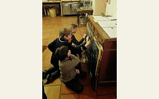 Junge Feriengäste schreiben das Abendmenü an