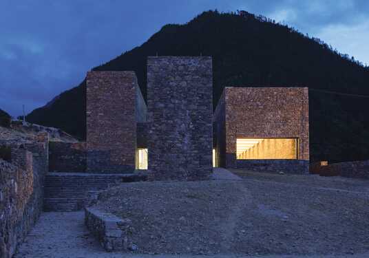 Návštěvnické centrum při soumraku.