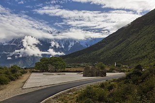 Der Platz vor der Berglandschaft