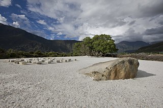 Platzgestaltung um den Maulbeerbaum nahe des Dorfes Jiala
