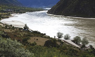 Das rampenförmige Gebäude am Ufer des Yarlong Tsangpo Flusses