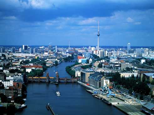 Puente Oberbaumbrücke y torre de la televisión