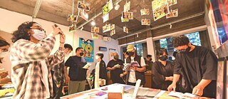 Besucher bei der Ausstellung Kota Kita Nanti