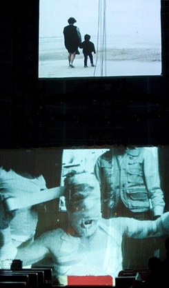 „Eine Kirche der Angst vor dem Fremden in mir“ (2008) ein Fluxus-Oratorium.