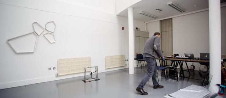 Der Künstler Albert Weis geht durch das Studio 11 im Irish Museum of Modern Art.