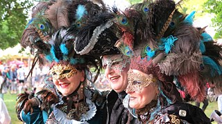 Besucher in barocken Kostümen.