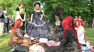 Freundinnen treffen sich zum Picknick.