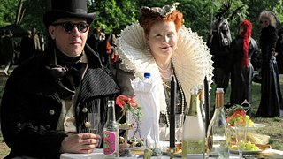 Picknick im Park bei schönstem Wetter.