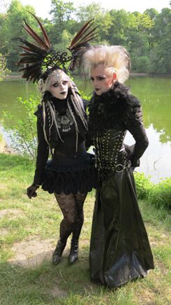 Niha und Sad in ihren Festivaloutfits.