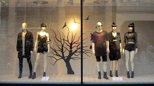 Auch Modehäuser sind im Wave-Gotik-Fieber.