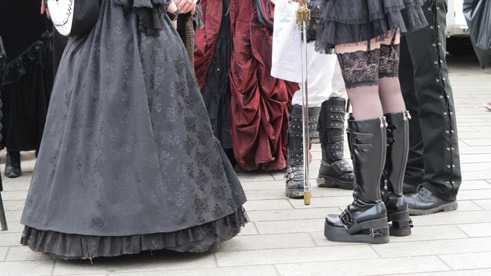 Besucher des Wave-Gotik-Treffens machen einen Stadtbummel.