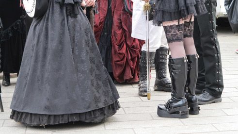 Besucher des Wave-Gotik-Treffens machen einen Stadtbummel.