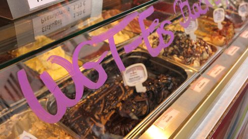 Ein Eisladen verkauft WGT-Eis in der Geschmacksrichtung „Black Empire“ (dunkles Schokoladeneis mit Waldfrrüchten).
