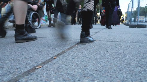 Festivalbesucher auf dem Weg zum Agra-Veranstaltungsgelände.