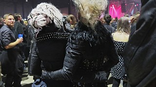 Niha und Sad besuchen ein Konzert am Abend.