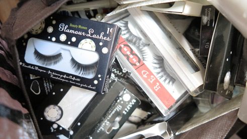 Falsche Wimpern gehören zur Grundausstattung.