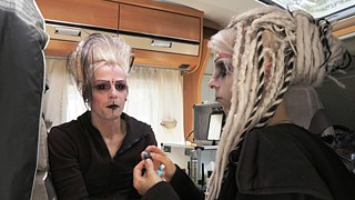 Auch Nihas Freund Sad stylt sich für das Festival.